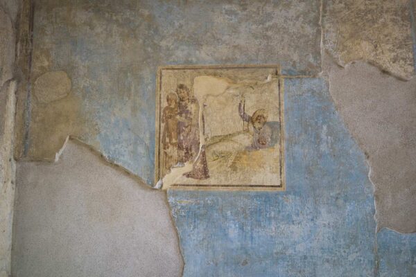 Affresco romano con una scena che sembra raffigurare un uomo sdraiato e due figure femminili.