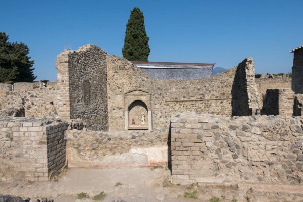 Altare antico in un edificio romano tra le rovine di Pompei.