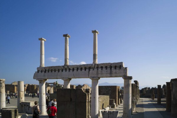 Il Foro di Pompei rovine dell'antica cittàcon colonne e architrave sotto un cielo blu.