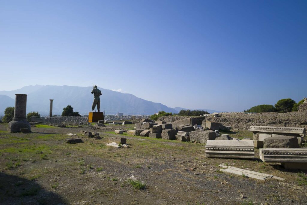 Santuario di Venere di Pompei, rovine e statua di bronzo