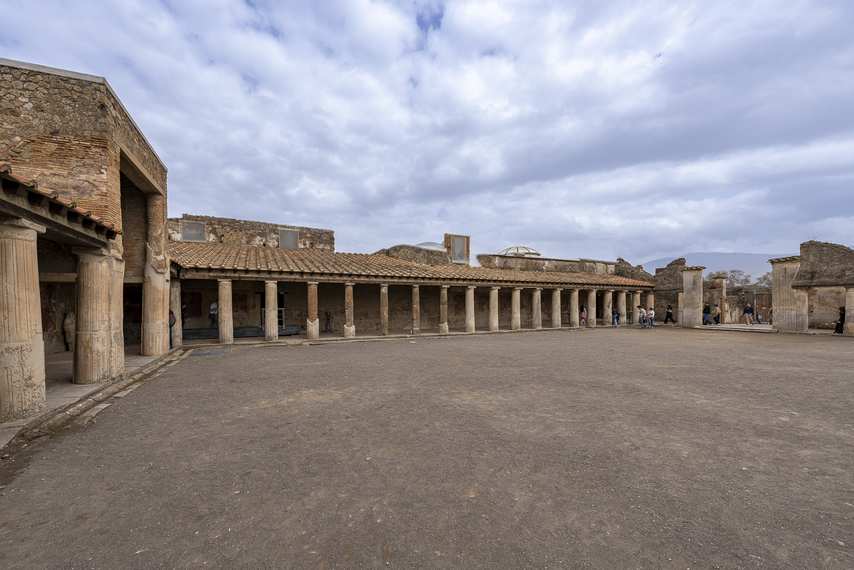 Veduta angolare del cortile con colonne delle Terme Stabiane