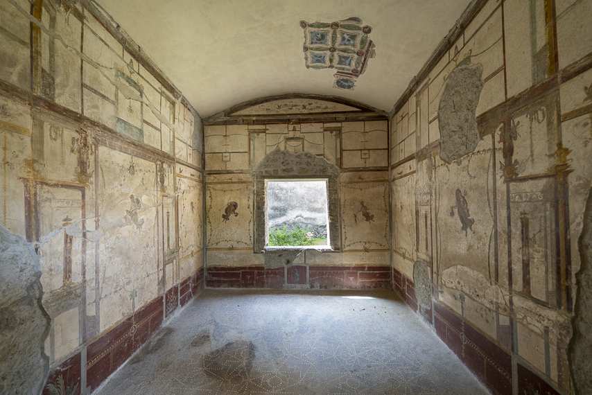Stanza affrescata con motivi geometrici nella Casa degli Amorini Dorati a Pompei