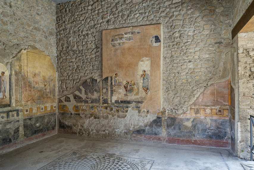 Affreschi parzialmente conservati nella Casa degli Amorini Dorati a Pompei