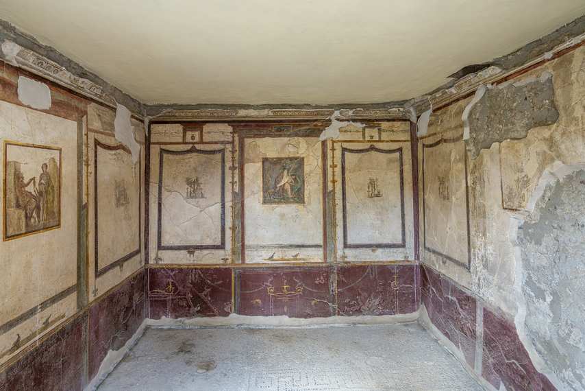Affreschi decorativi in una stanza interna della Casa dei Dioscuri a Pompei