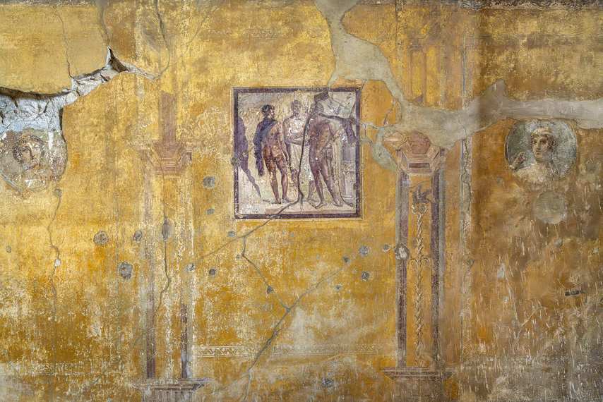 Affresco mitologico su parete gialla nella Casa dell'Ara Massima a Pompei