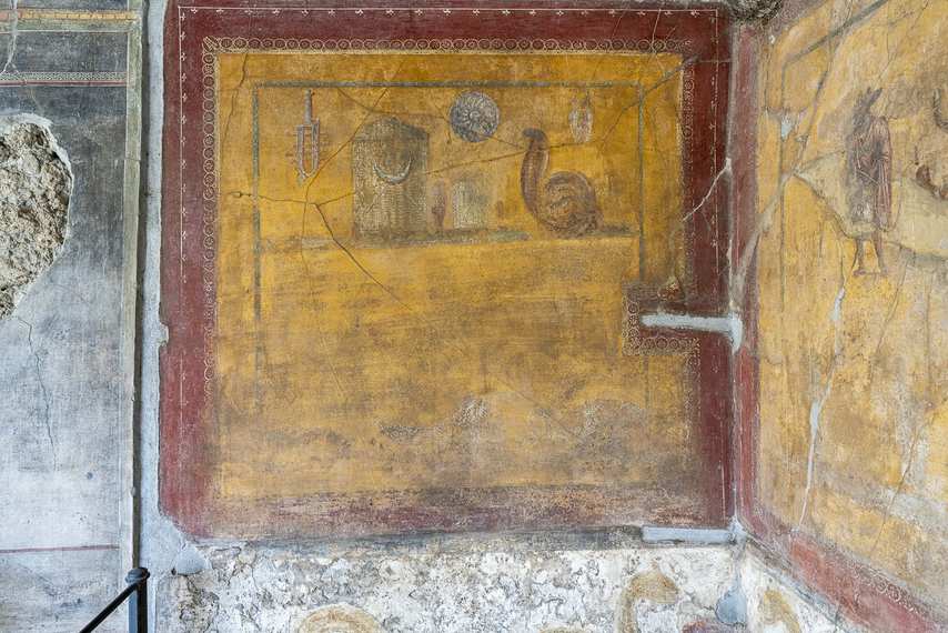 Affresco di natura morta con oggetti e animali nella Casa degli Amorini Dorati a Pompei