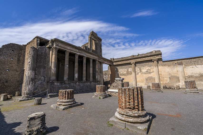 Scorcio panoramico della Basilica di Pompei con colonne