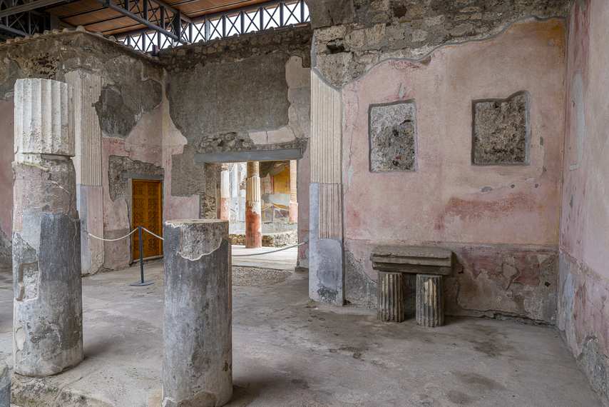 Interno della Casa dei Dioscuri a Pompei con colonne e resti di affreschi