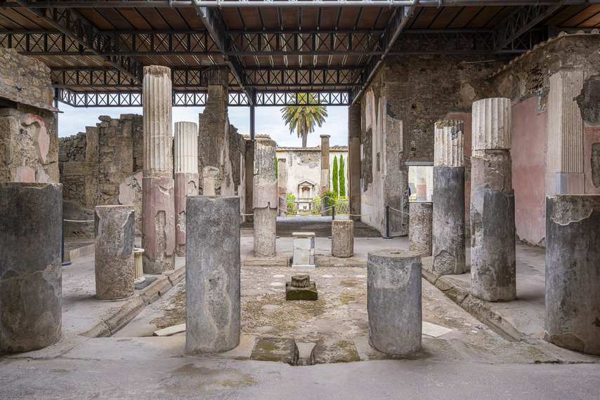 Colonne dell’atrio con vista sul giardino della Casa dei Dioscuri a Pompei