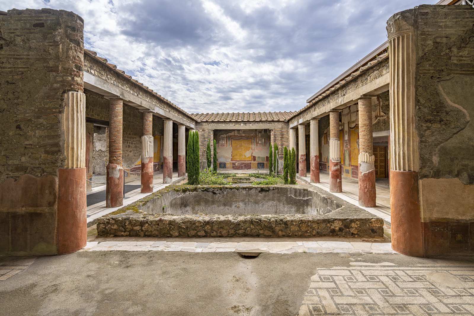 Peristilio della Casa dei Dioscuri a Pompei con colonne e affreschi