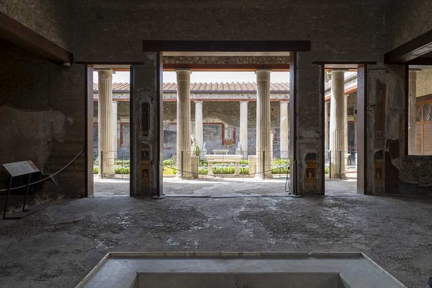 Interno della Casa dei Vettii a Pompei con vista sull'atrio e giardino centrale circondato da colonne