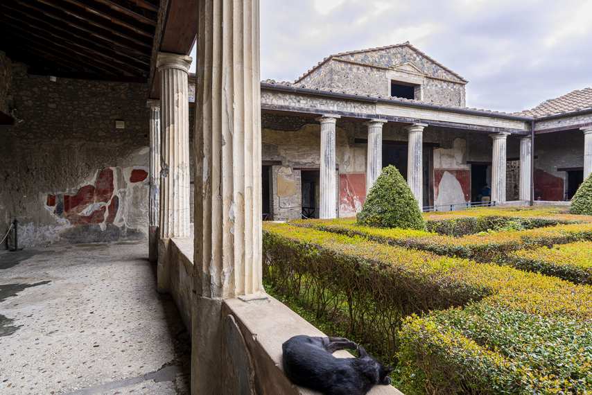 Peristilio con colonne e giardino nella Casa del Criptoportico a Pompei