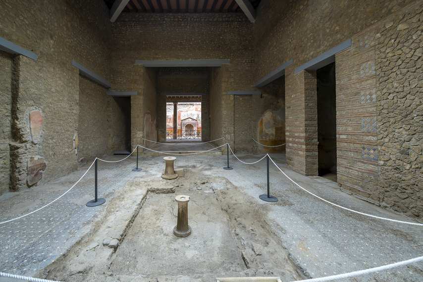 Interno della Casa della Fontana Piccola a Pompei con impluvium centrale