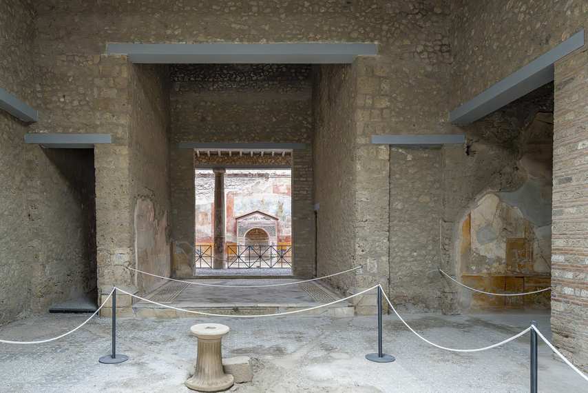 Vista interna della Casa della Fontana Piccola con fontana decorata sullo sfondo a Pompei