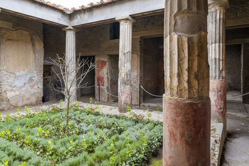 Colonne e giardino centrale nella Casa del Poeta Tragico a Pompei