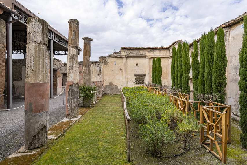 Colonnato e giardino della Casa dei Dioscuri a Pompei