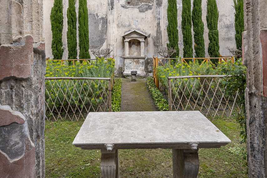 Edicola sacra nel giardino della Casa dei Dioscuri a Pompei