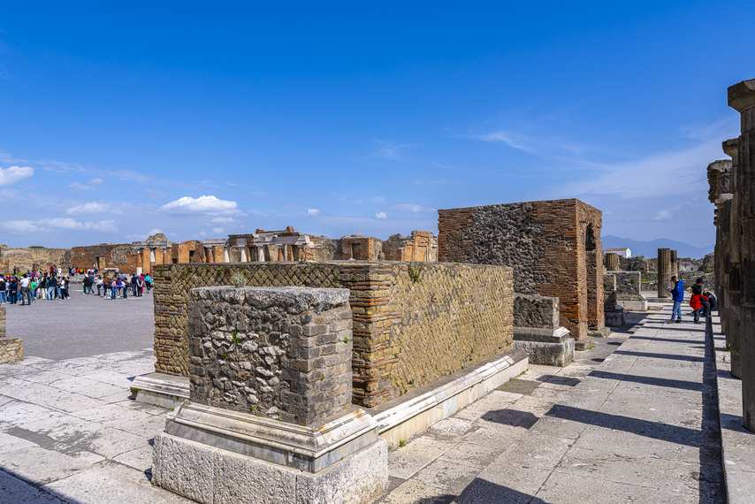 Colonne e resti della Basilica nel Foro di Pompei