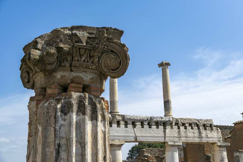 Dettaglio di una colonna con capitello ionico nel Foro di Pompei