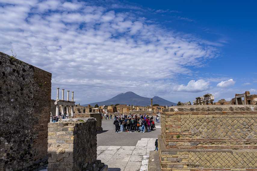 Vista del Vesuvio dal Foro di Pompei con colonne in primo piano