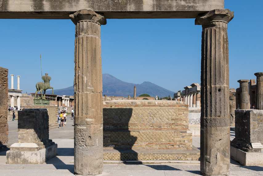 Colonne antiche del Foro di Pompei con vista sul Vesuvio sullo sfondo