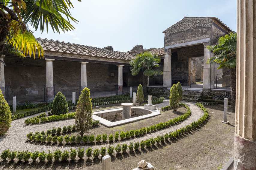 Giardino con fontana centrale nella Casa degli Amorini Dorati a Pompei