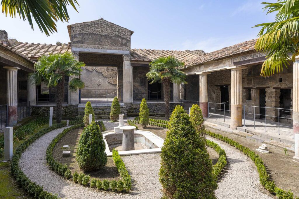 Giardino interno curato con colonne nella Casa degli Amorini Dorati a Pompei