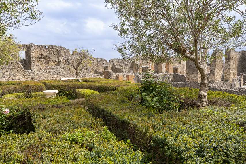 Giardino della Casa del Fauno con siepi e alberi
