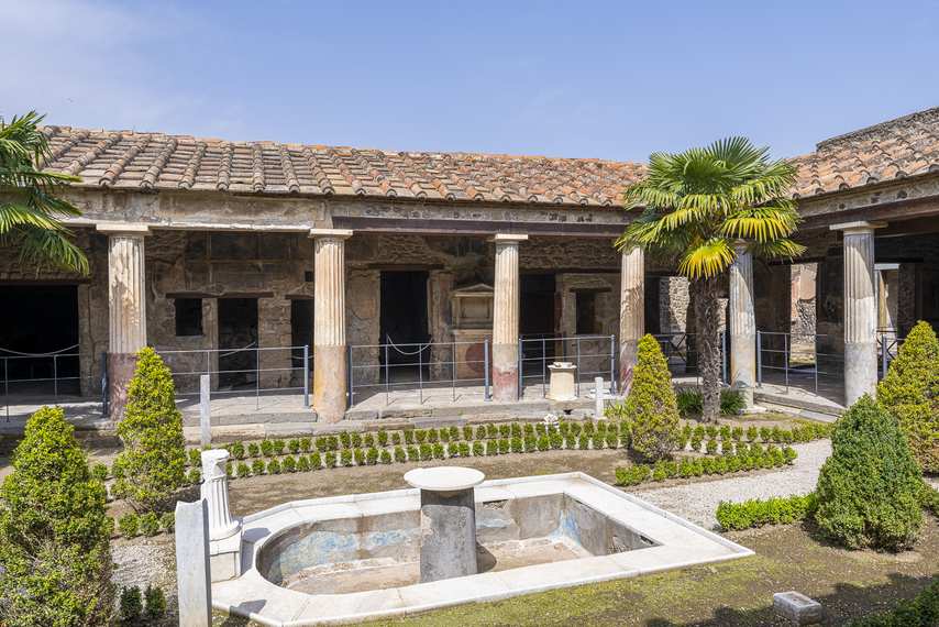 Giardino con fontana centrale e colonnato nella Casa degli Amorini Dorati a Pompei