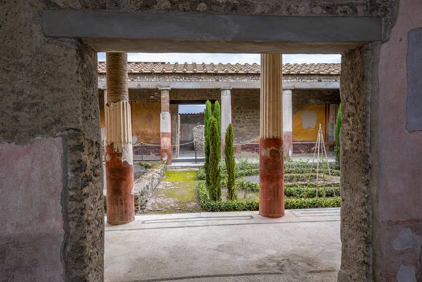 Vista sul giardino colonnato della Casa dei Dioscuri a Pompei