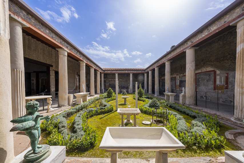 Giardino interno colonnato della Casa dei Vettii a Pompei