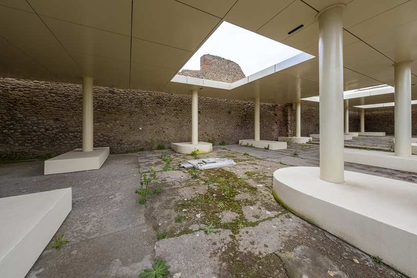 Interno dei Granai del Foro a Pompei, area coperta adibita alla conservazione di reperti archeologici