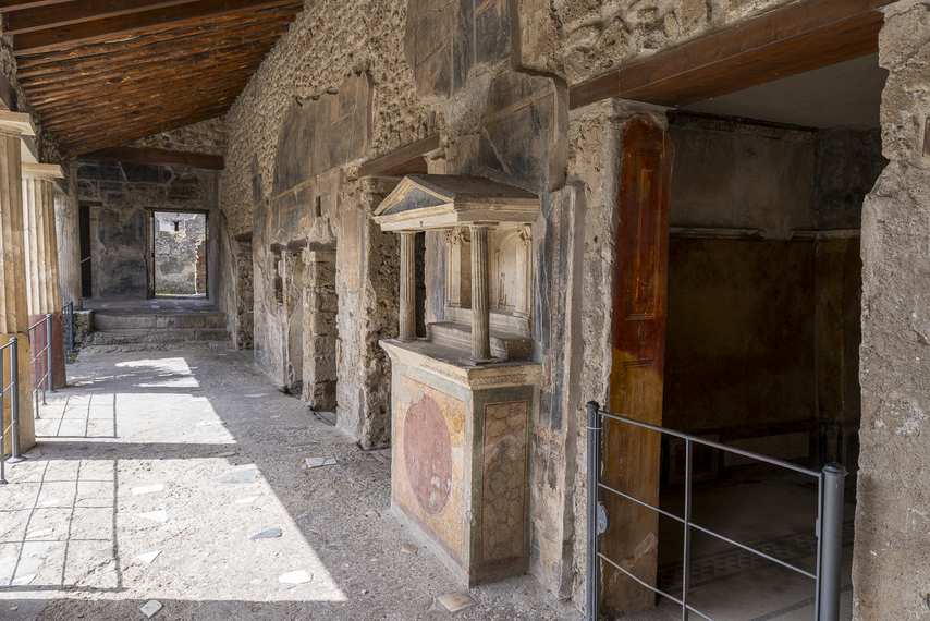 Larario decorato in un corridoio della Casa degli Amorini Dorati a Pompei