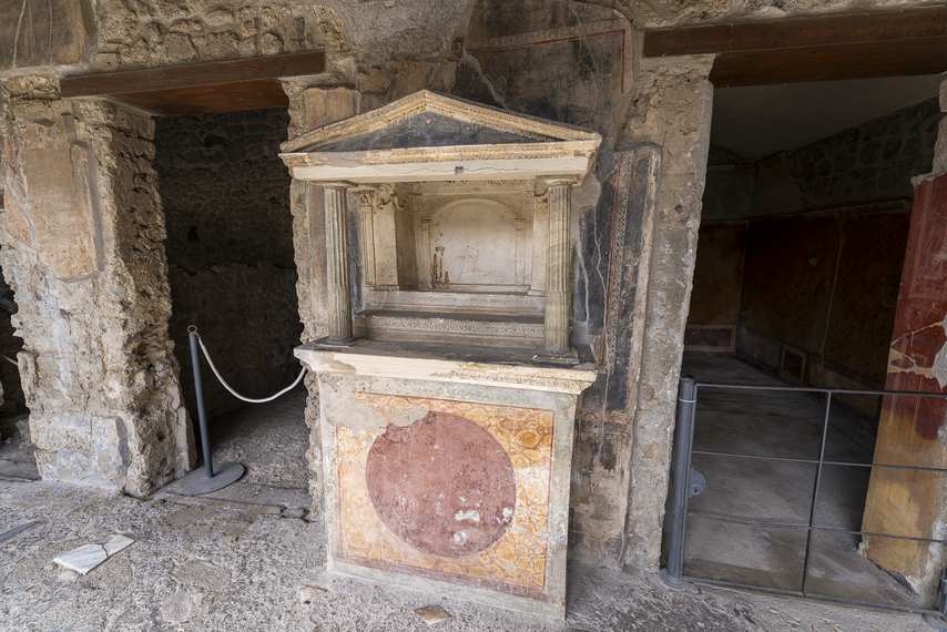 Larario affrescato nella Casa degli Amorini Dorati a Pompei