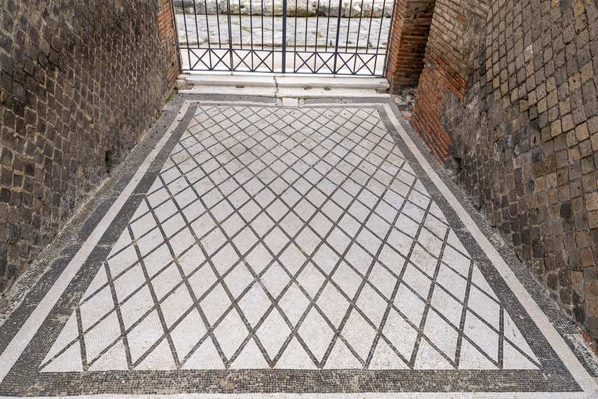 Mosaico pavimentale a motivo reticolato in bianco e nero nella Casa dei Mosaici Geometrici a Pompei