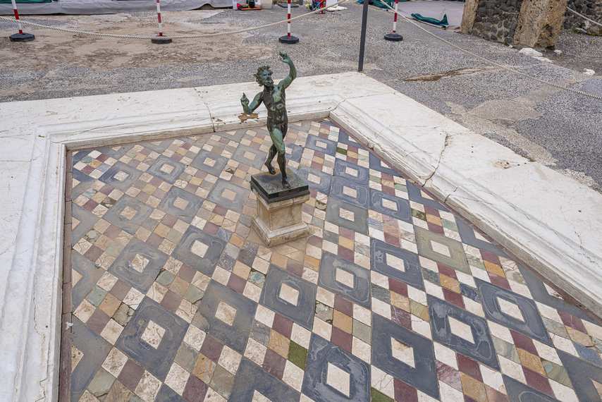 Statua del fauno danzante nella fontana della Casa del Fauno