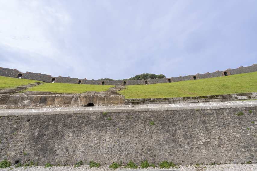 Visuale ravvicinata delle mura e gradinate dell'anfiteatro di Pompei.