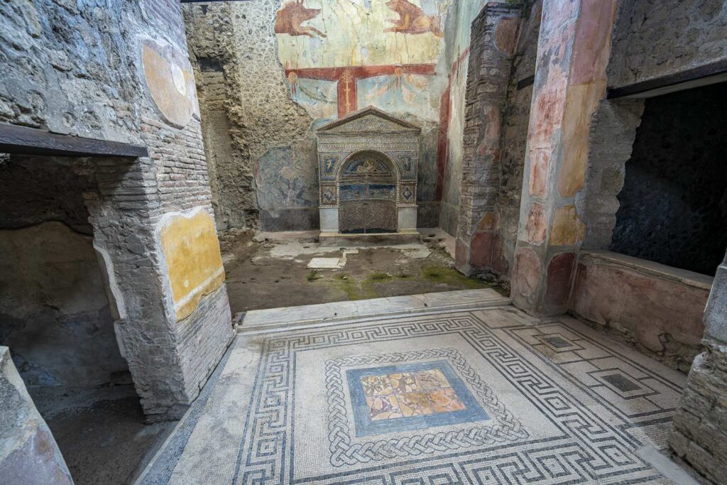 Fontana decorativa a mosaico con affreschi e pavimento musivo nella Casa dell’Orso Ferito a Pompei