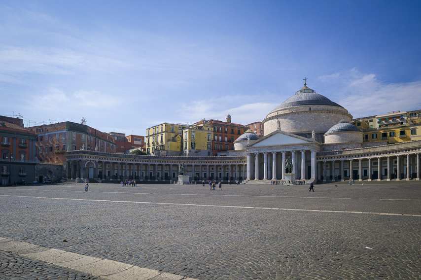Piazza del Plebiscito a Napoli con la Basilica di San Francesco di Paola