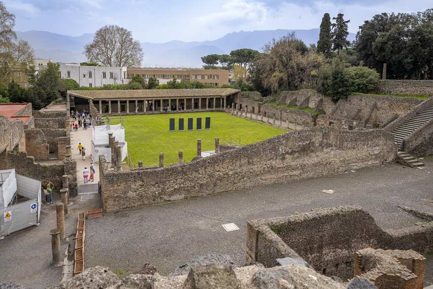 Vista dall’alto del Quadriportico dei Teatri a Pompei con portici e prato centrale
