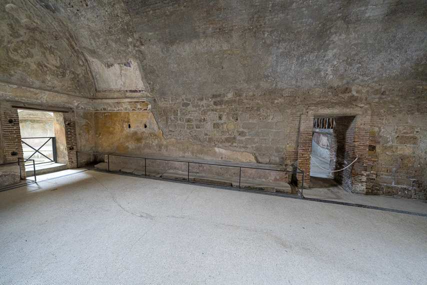Sala interna delle Terme del Foro di Pompei con volta affrescata e pareti in pietra
