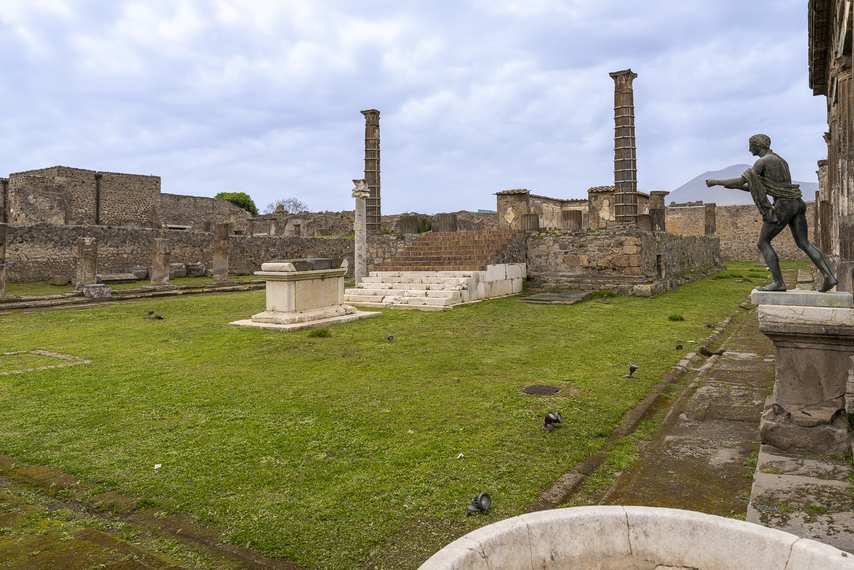 Veduta del Santuario di Apollo a Pompei con colonne, altare e statua in bronzo