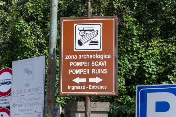 Segnaletica per l'ingresso agli scavi di Pompei e indicazione del parcheggio a 100 metri