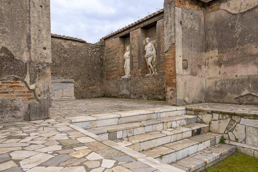 Due statue romane all'interno del Macellum di Pompei su basamenti in nicchie murarie
