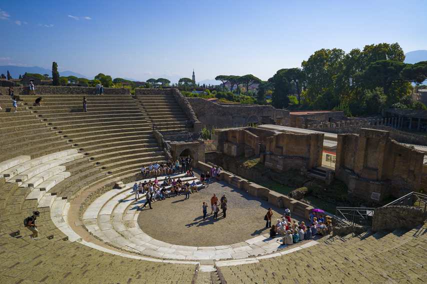 Vista dall’alto del Teatro Grande di Pompei con turisti al centro della scena