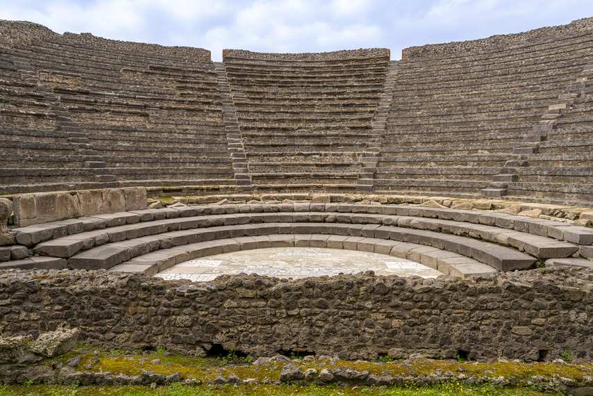 Vista frontale dell’interno del Teatro Piccolo di Pompei con gradinate in pietra
