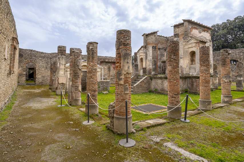 Vista dell’area sacra del Tempio di Iside a Pompei con colonne in mattoni e struttura centrale