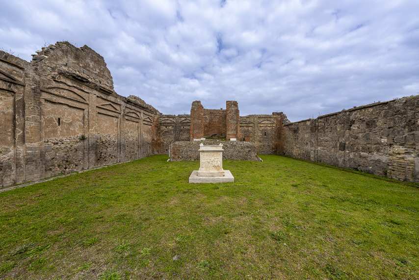 Altare in marmo al centro del Tempio del Genius Augusti a Pompei, circondato da rovine