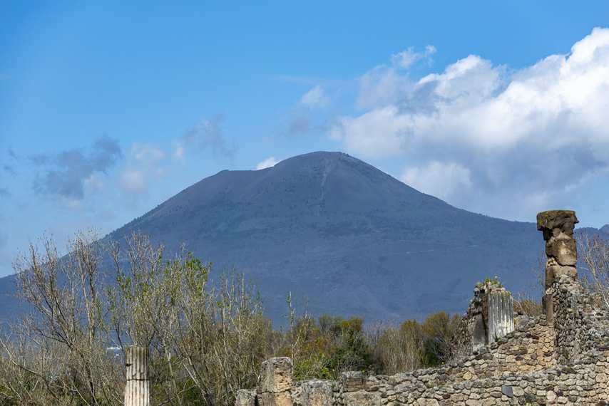 Il Vesuvio sullo sfondo con rovine dell’antica Pompei in primo piano