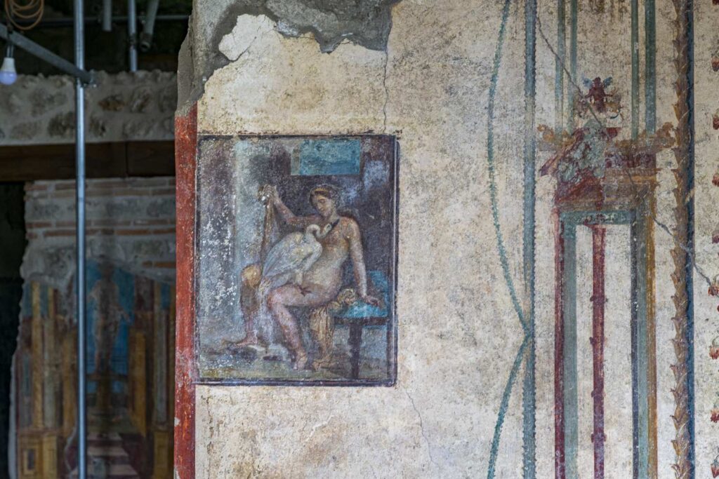 Affresco romano di Leda e il cigno nella Casa di Leda a Pompei, con Leda seduta mentre il cigno, Zeus trasformato, le si avvicina.